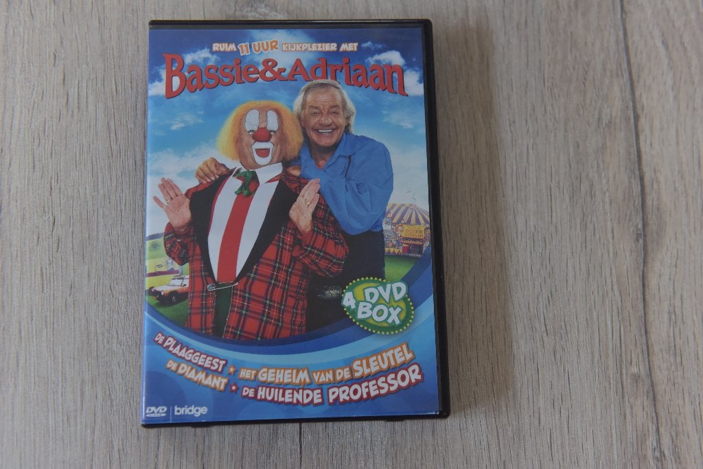 BASSIE EN ADRIAAN - 4DVDbox - ruim 11 uur kijkplezier, Avontuur, Verzamelbox, Verzenden, Alle leeftijden