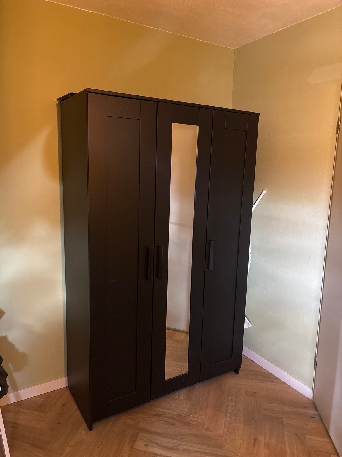 Zwarte IKEA Brimnes kledingkast met spiegeldeur, Gebruikt, 100 tot 150 cm, Ophalen of Verzenden, 150 tot 200 cm