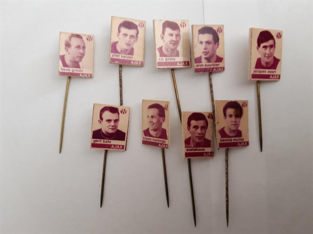 9 Speldjes Ajax, Ophalen of Verzenden, Zo goed als nieuw, Sport, Speldje of Pin