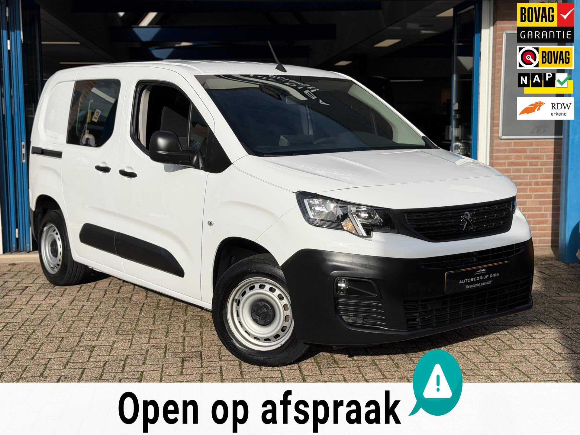 Peugeot Partner 1.2 PureTech Premium 2022 WIT NAVI AIRCO BTW, Auto's, Voorwielaandrijving, Dealer onderhouden, Gebruikt, 1199 cc