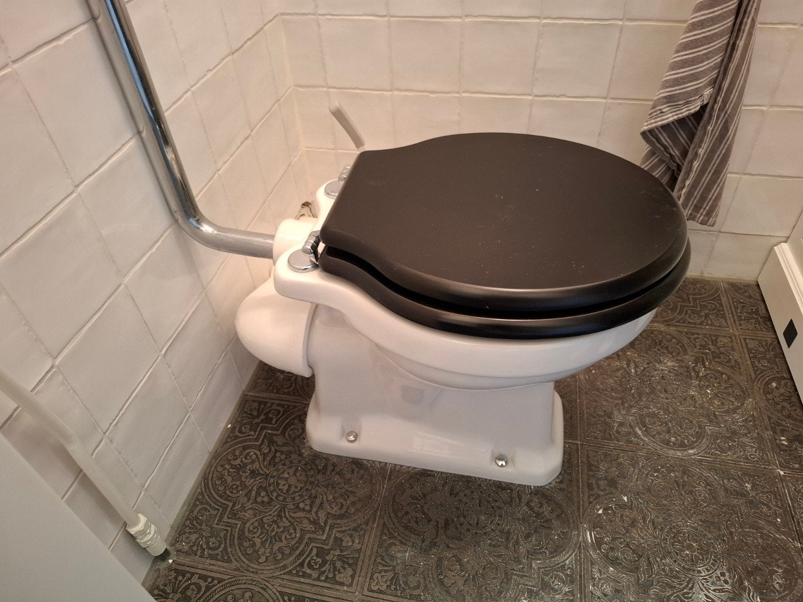 Klassiek WC met stortbak en donkere bril, Ophalen, Toilet