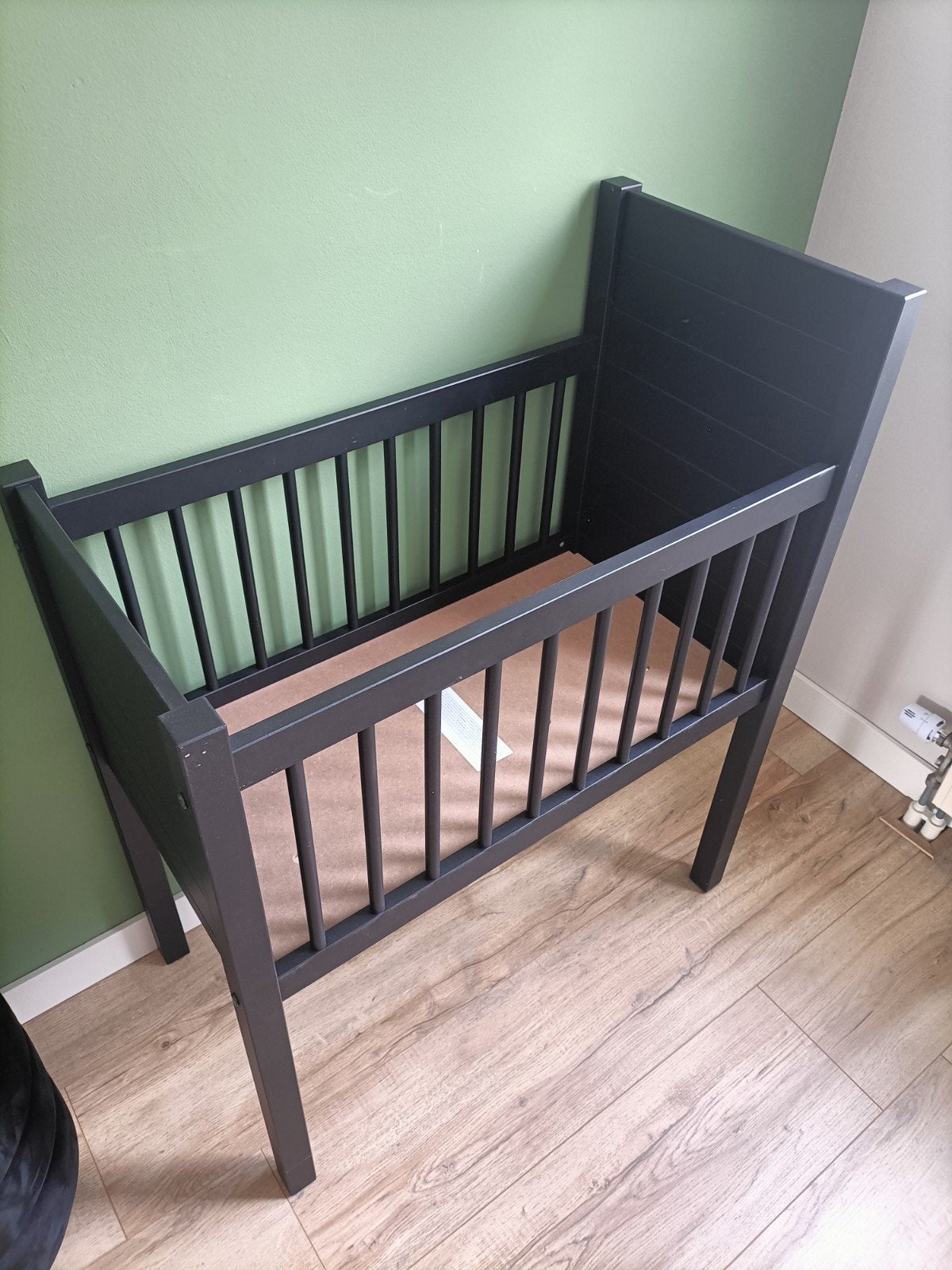 Nette zwarte wieg Noa met Puck moonlight matras, Ophalen, Zo goed als nieuw, Minder dan 140 cm, Matras