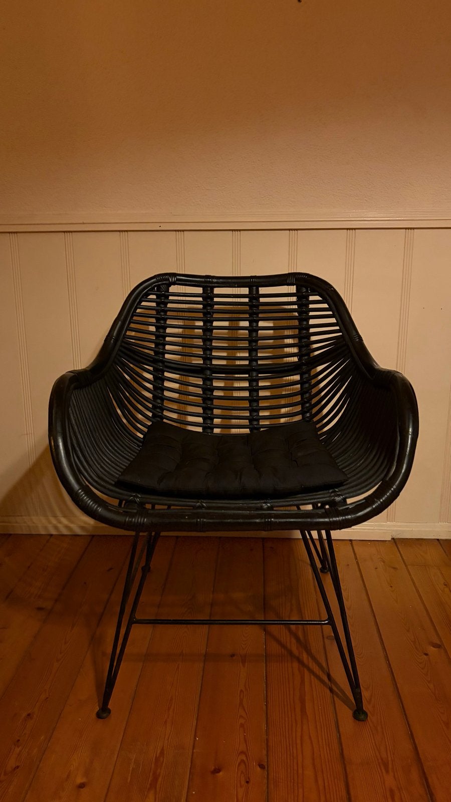 Zwarte rotan stoel fauteuil met metalen poten, zeer stevig, Ophalen, Gebruikt, 50 tot 75 cm, Riet of Rotan