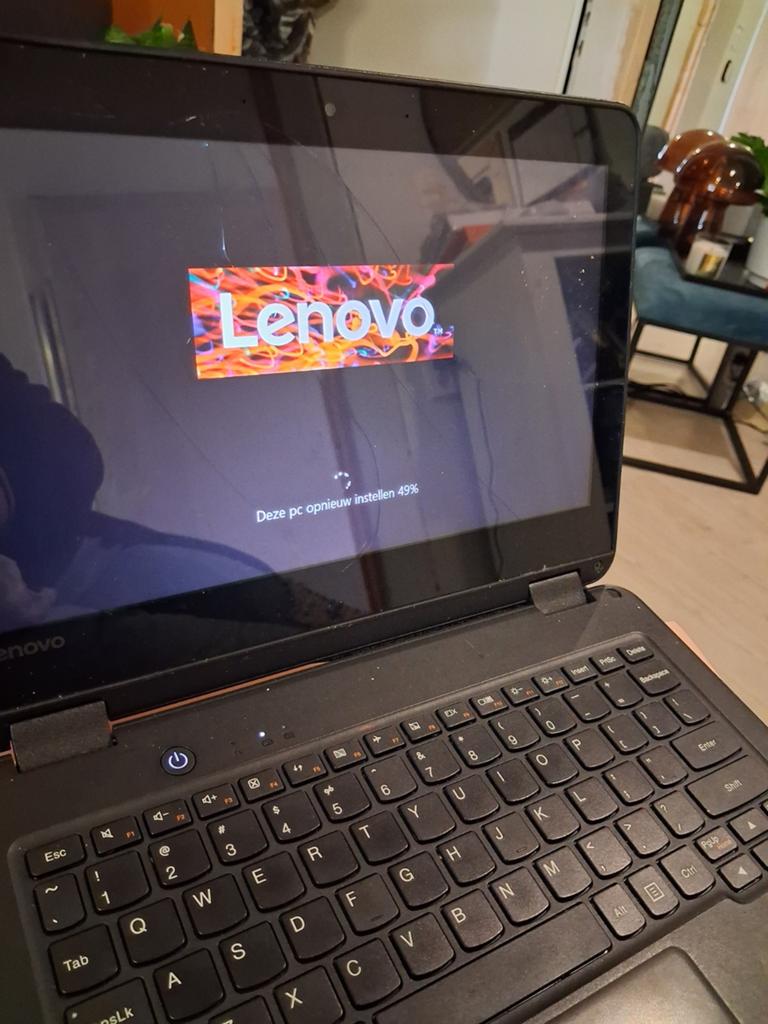 Lenovo laptop met lichte schermbarsten, Gebruikt, 2 tot 3 Ghz, 10 inch of minder, Ophalen of Verzenden
