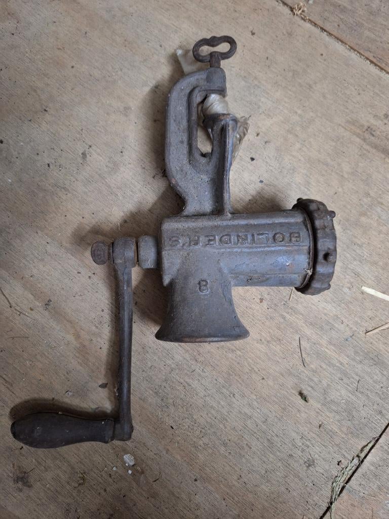 Antieke gietijzeren vleesmolen, Ophalen