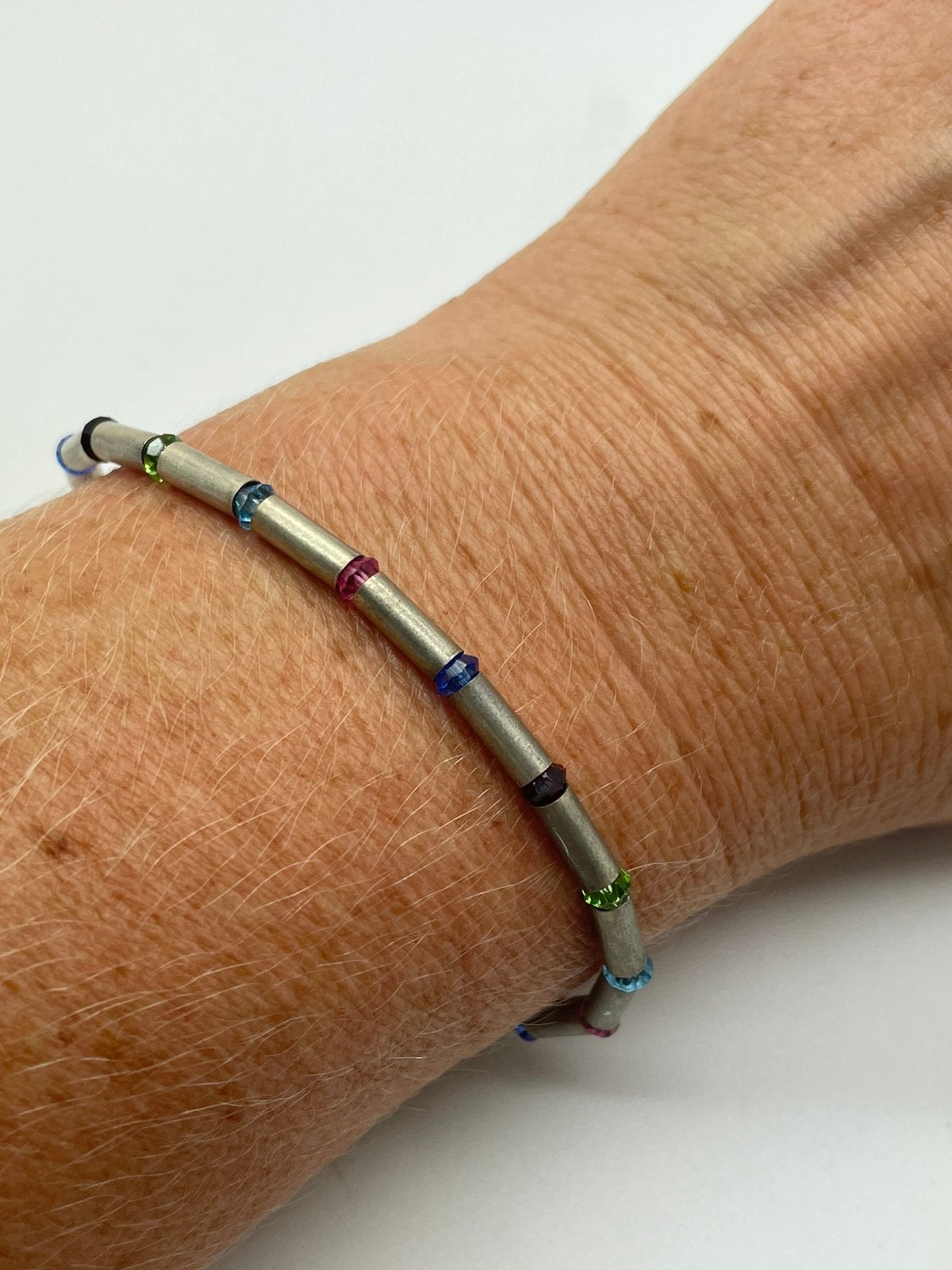 F964 Prachtige zilveren staafjes armband met gekleurde delen, Ophalen of Verzenden, Zilver, Armband