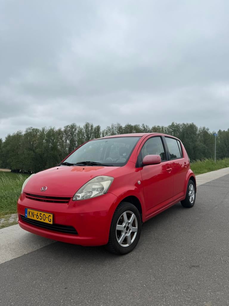 Daihatsu Sirion 1.3, Auto's, Daihatsu, Particulier, Sirion, Benzine, B, Hatchback, Handgeschakeld, Geïmporteerd, Rood, Voorwielaandrijving