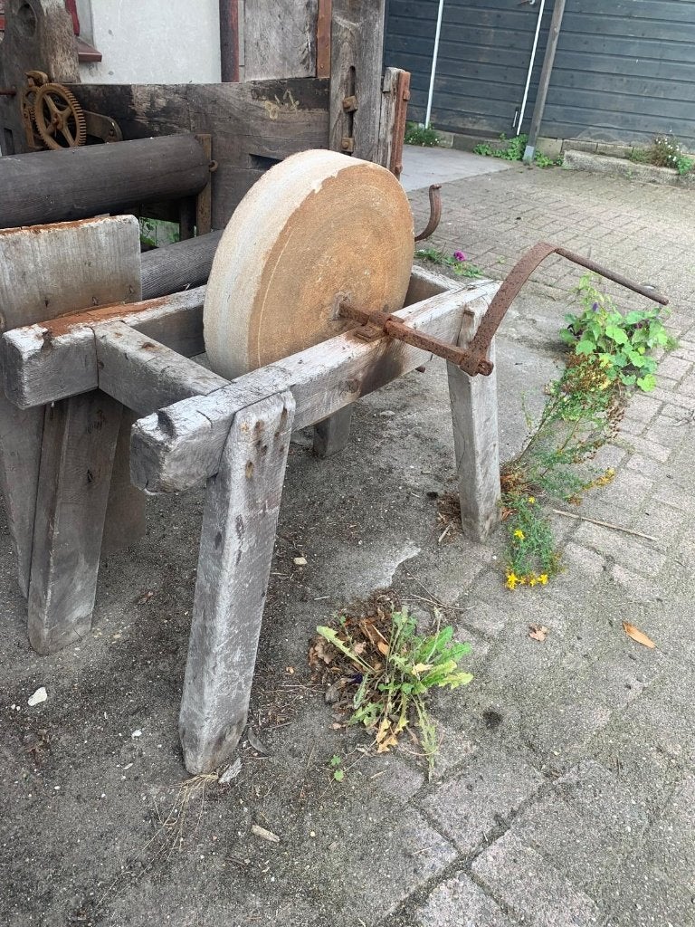 Antieke handaangedreven slijpsteen, Ophalen