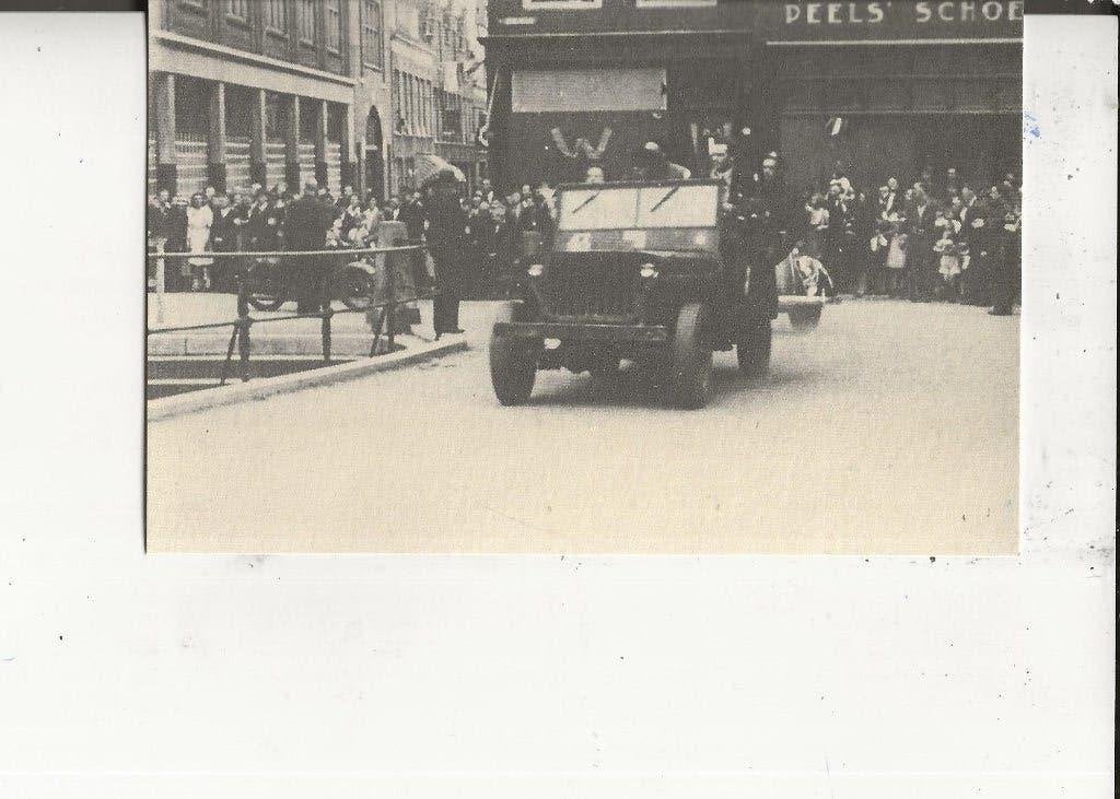Dordrecht 2e WO Lombardbrug bevrijders in een jeep mei 1945, Ophalen of Verzenden, 1940 tot 1960, Ongelopen, Zuid-Holland