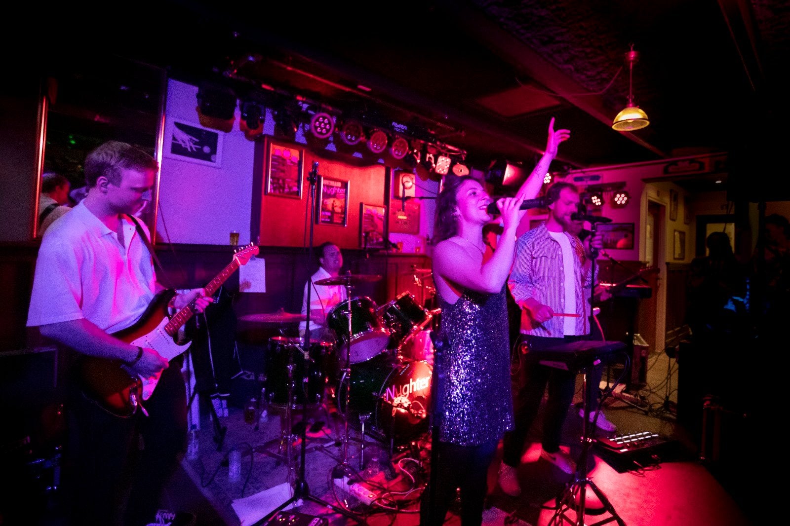 Coverband Nughter zoekt zanger! Omgeving Amsterdam, Contacten en Berichten