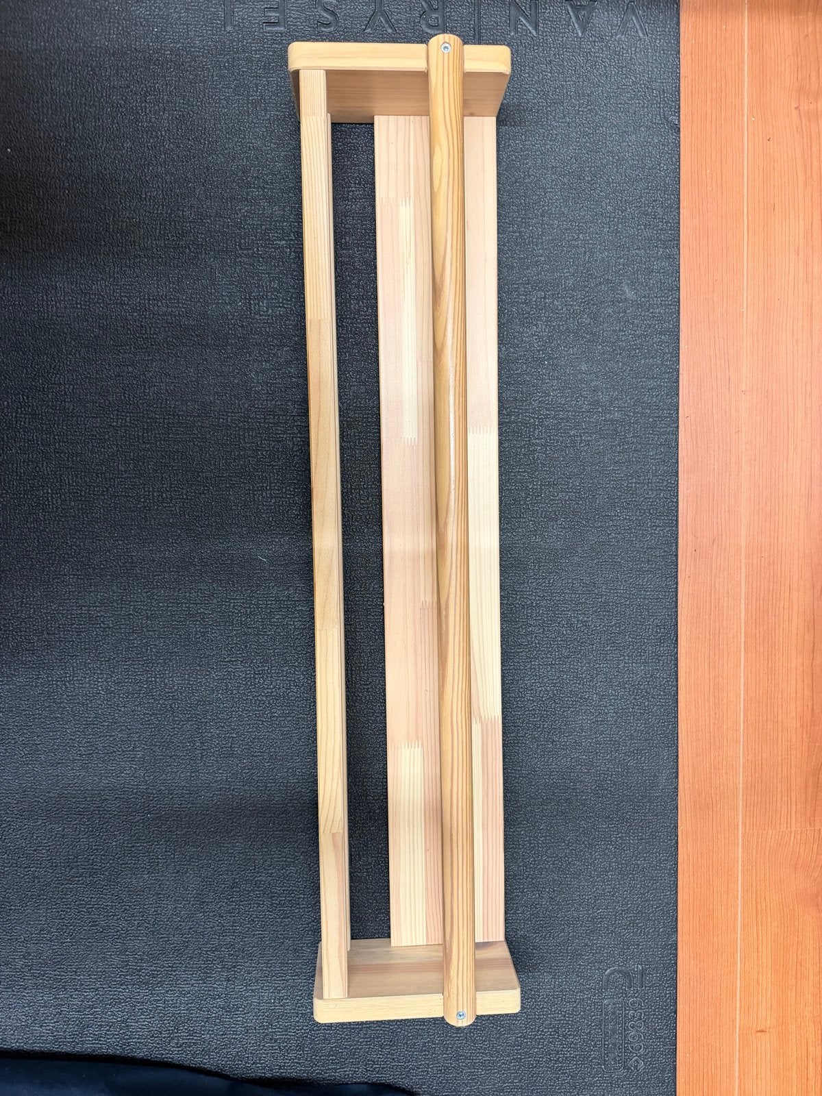 IKEA FLISAT Boekenrek / Wandopberger - Licht Gebeitst Grenen, Ophalen, Met plank(en), 50 tot 100 cm, Zo goed als nieuw
