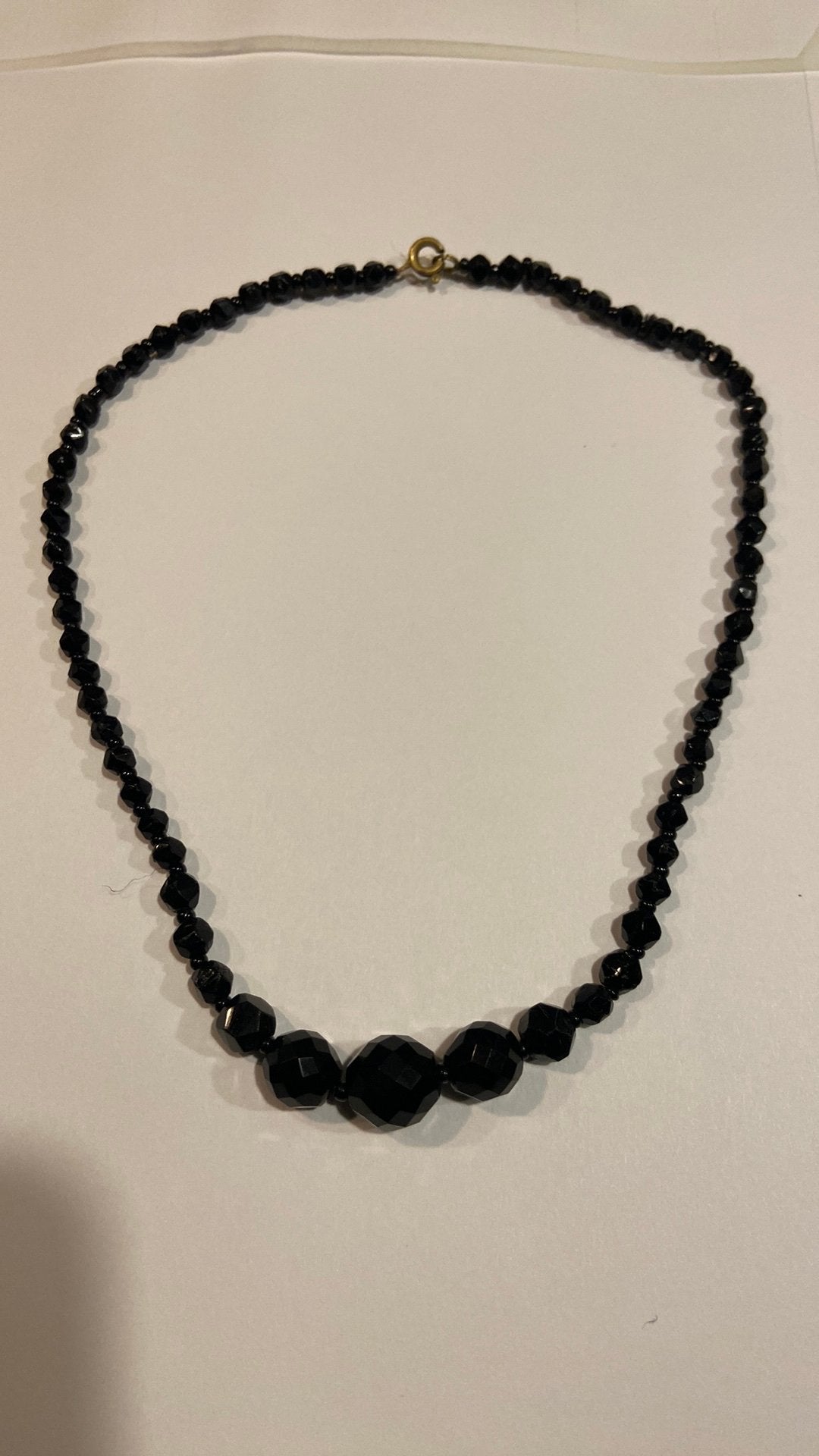 Git ( Rouwketting) jaren 20-30 zwart 43 cm lang, Ophalen of Verzenden, Overige materialen, Ketting, Met edelsteen
