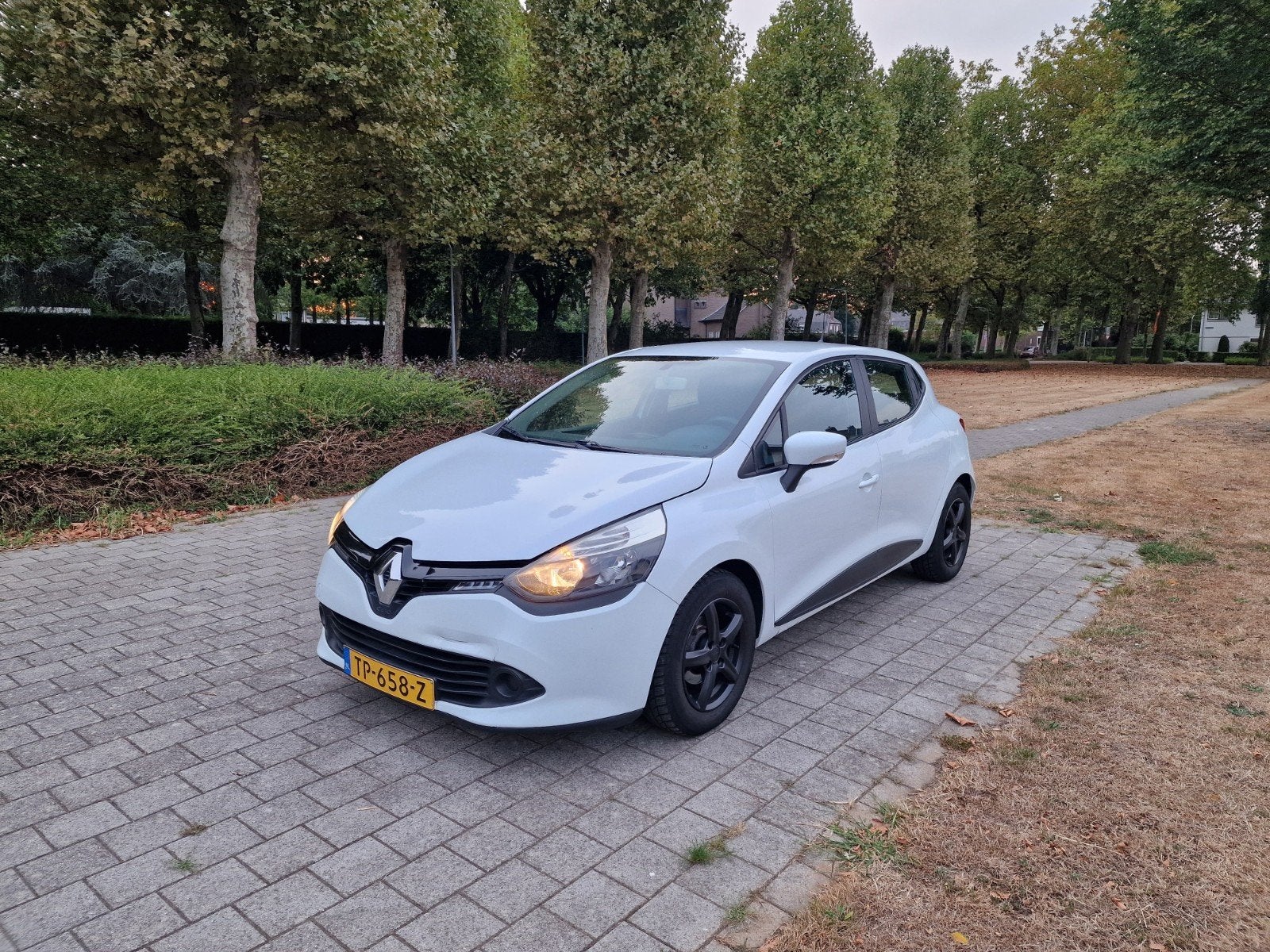 Renault Clio 1.2 54KW 5-DRS 2014 Wit, Auto's, Renault, Voorwielaandrijving, 1200 kg, Handgeschakeld, Particulier