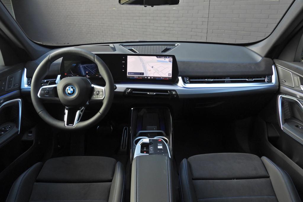 BMW iX1 eDrive20 M Sport / Panoramadak / Trekhaak / Sportsto, Auto's, Stoelverwarming, Met garantie (alle), Origineel Nederlands