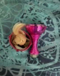 Beker met popje, Verzamelen, Poppen, Ophalen of Verzenden, Pop