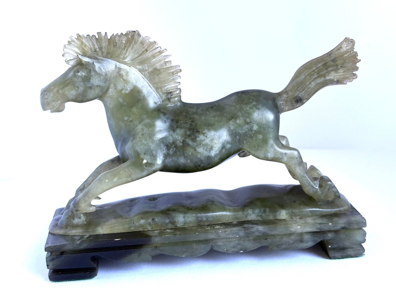 Prachtig jade paard sculptuur op sokkel - Uniek kunstwerk, Minder dan 20 cm, Ophalen of Verzenden, Zoogdier, Gemerkt