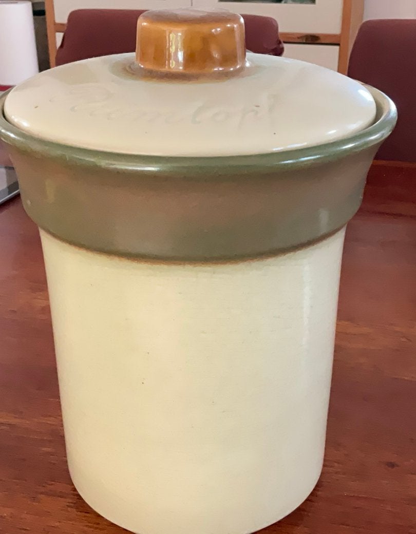 Een vintage rumtopf pot met deksel., Ophalen