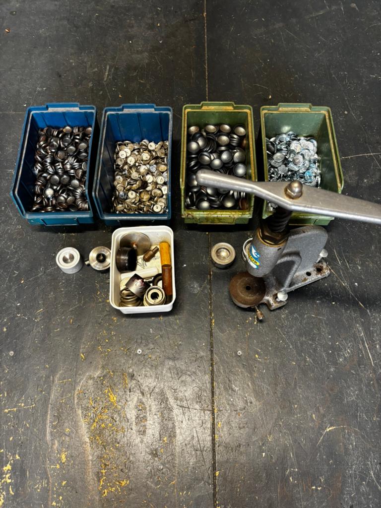 Astor knopenmachine voor meubelstoffeerderij, Ophalen of Verzenden, Gebruikt, Knoop of Knopen