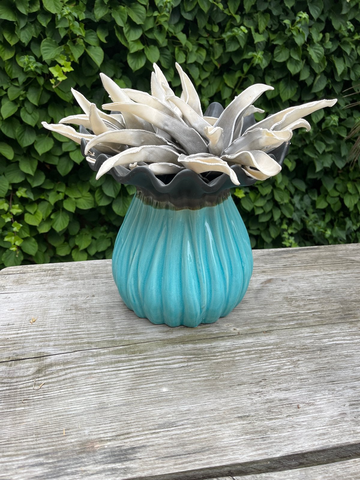 Unieke turquoise vaas met decoratieve rand, Ophalen