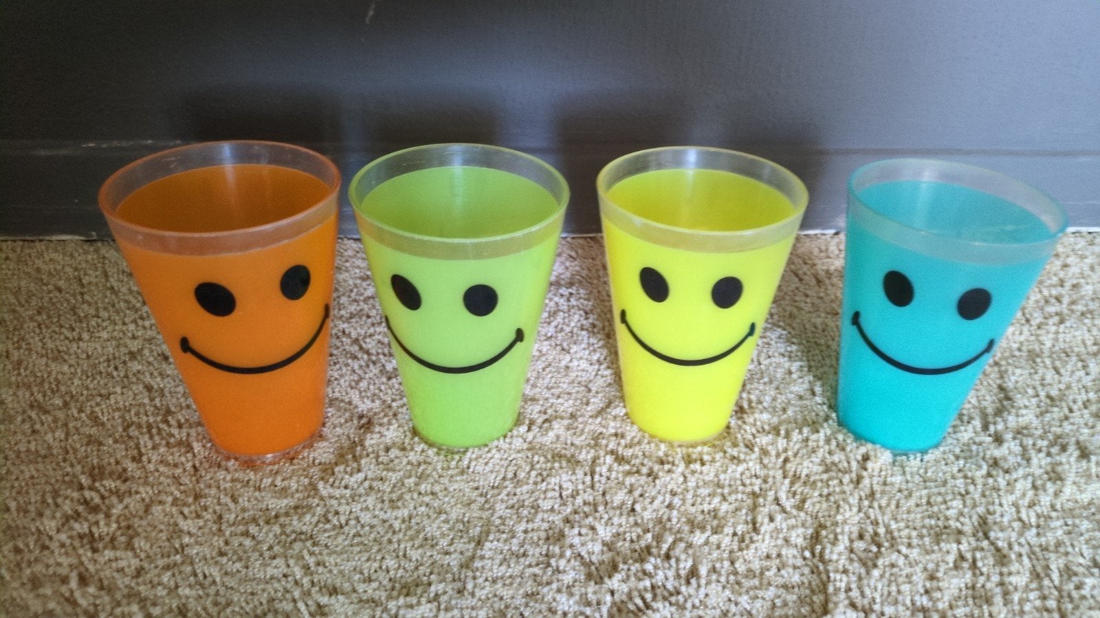 Set van 4 vrolijke plastic glazen met smiley, Ophalen, Gebruikt, Kunststof, Meerkleurig