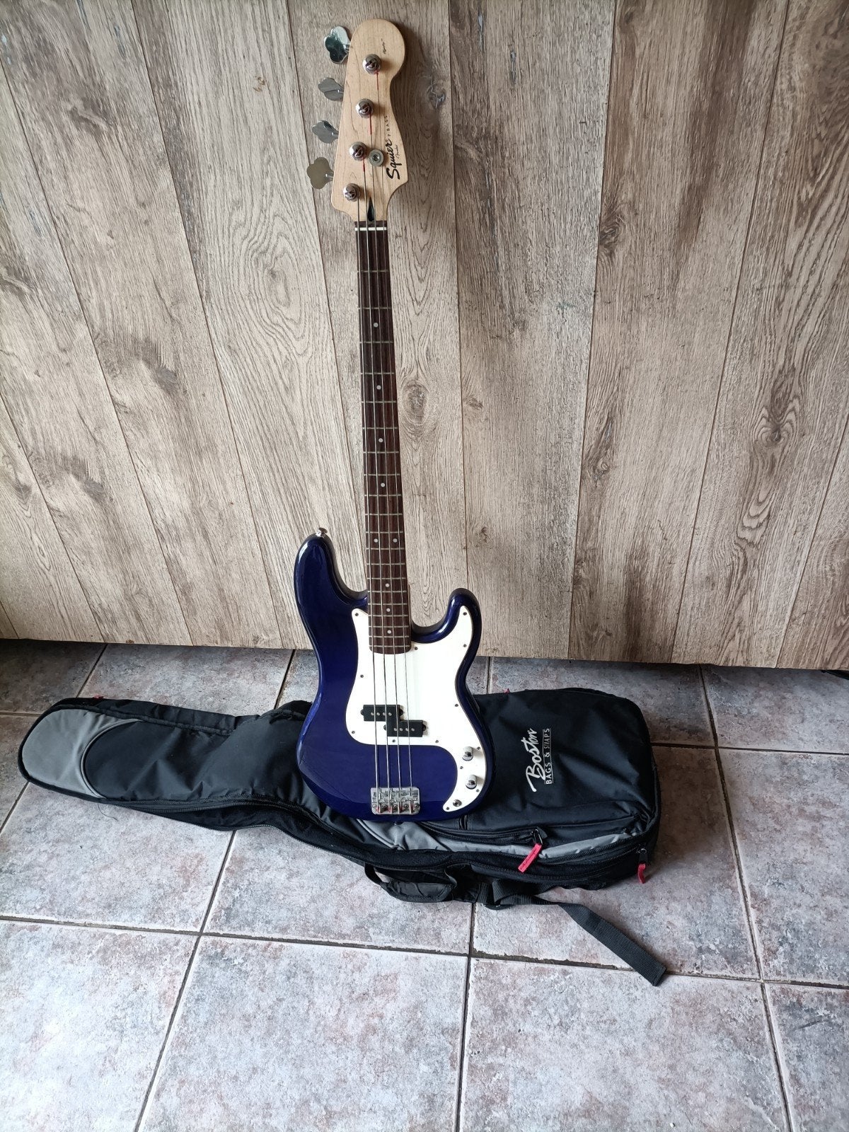 Squier bij Fender P-Bass basgitaar met nieuwe snaren en hoes, Muziek en Instrumenten, Ophalen of Verzenden, Gebruikt, Elektrisch