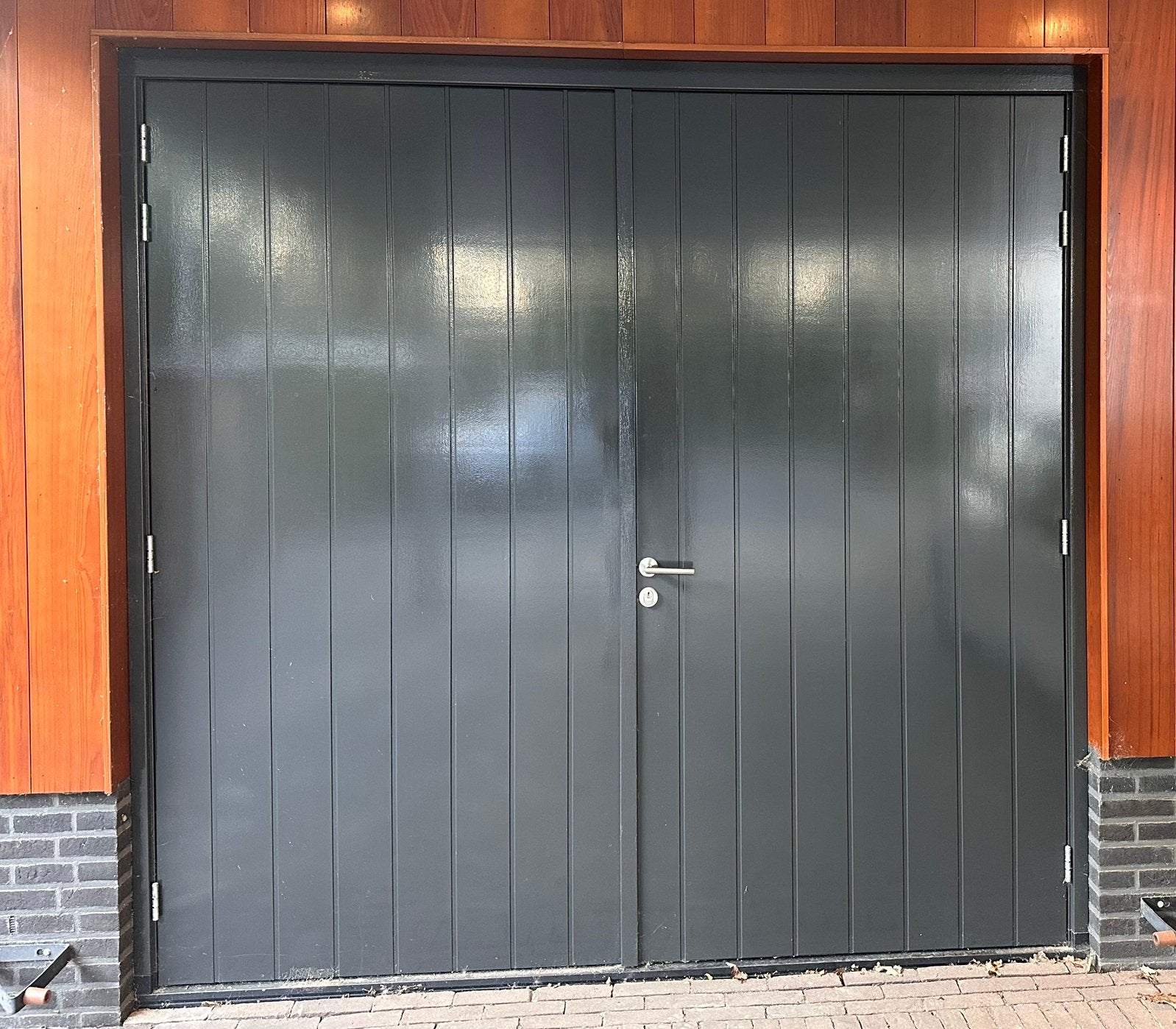 Dubbele hardhouten garagedeur antraciet, Doe-het-zelf en Verbouw, Ophalen, Garagedeur, Zo goed als nieuw, Hout