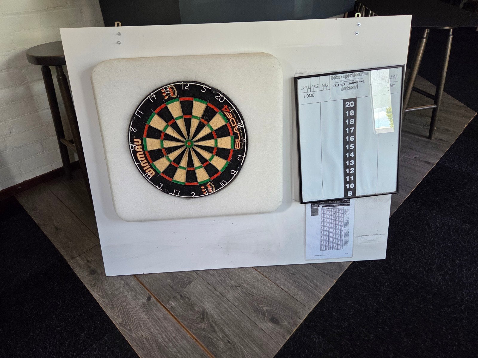 Dartbord met scorebord en beschermrand, Sport en Fitness, Darts, Ophalen, Gebruikt, Dartbord