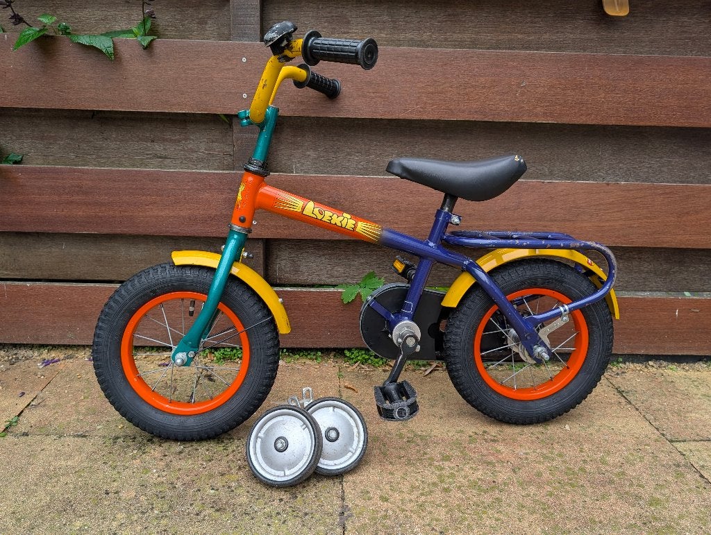 Loekie kinderfiets 12 inch met zijwieltjes, Fietsen en Brommers, Ophalen, Terugtraprem, Zijwieltjes, Gebruikt