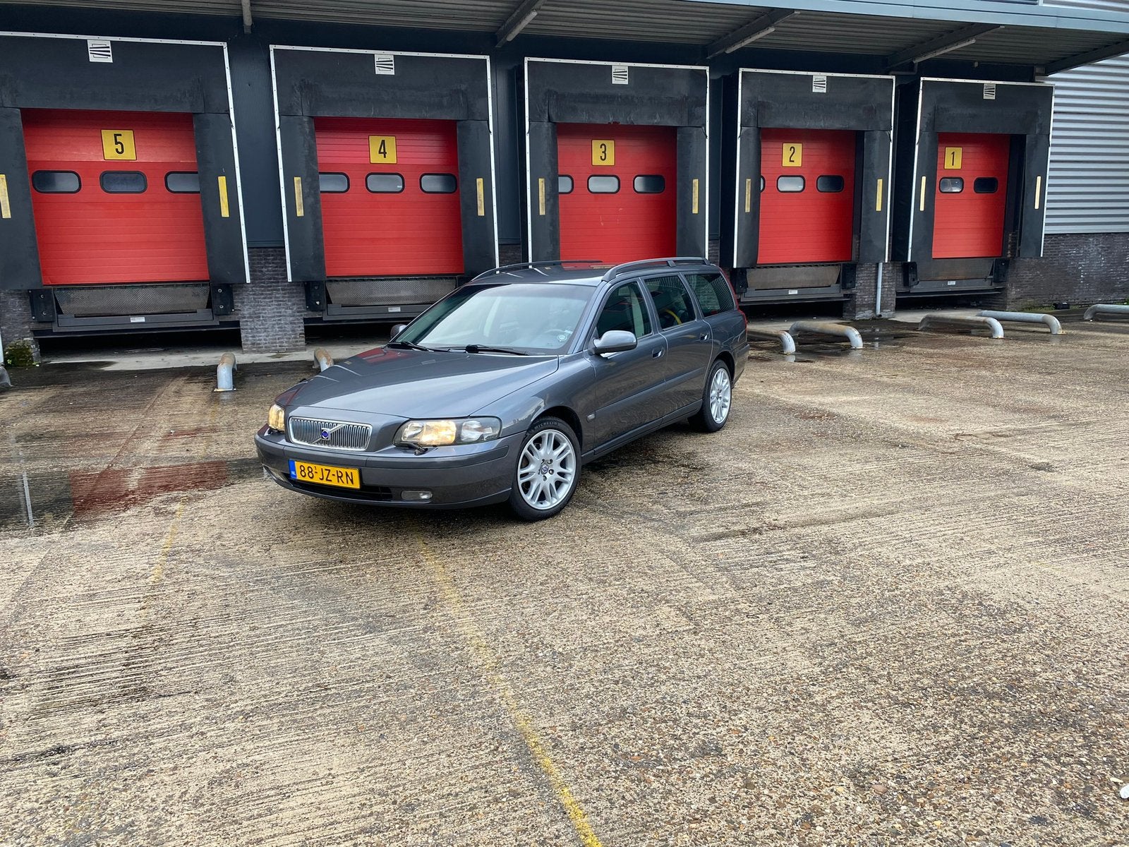 Volvo V70 2.4 170PK AUT 2002 Grijs, Auto's, Dealer onderhouden, 1800 kg, Zwart, 1514 kg