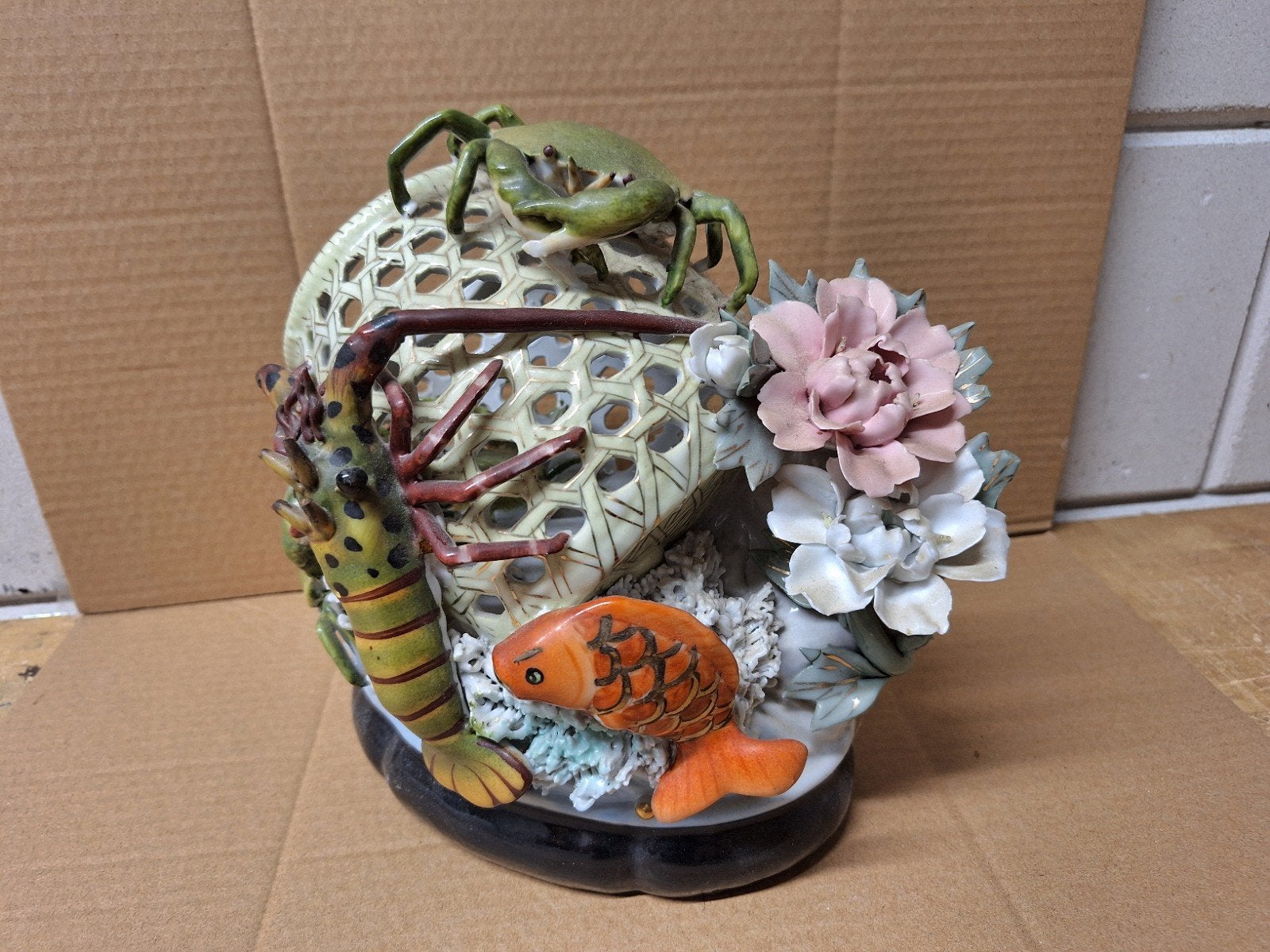Unieke Porseleinen Decoratie met Zeedieren en Bloemen, Ophalen of Verzenden