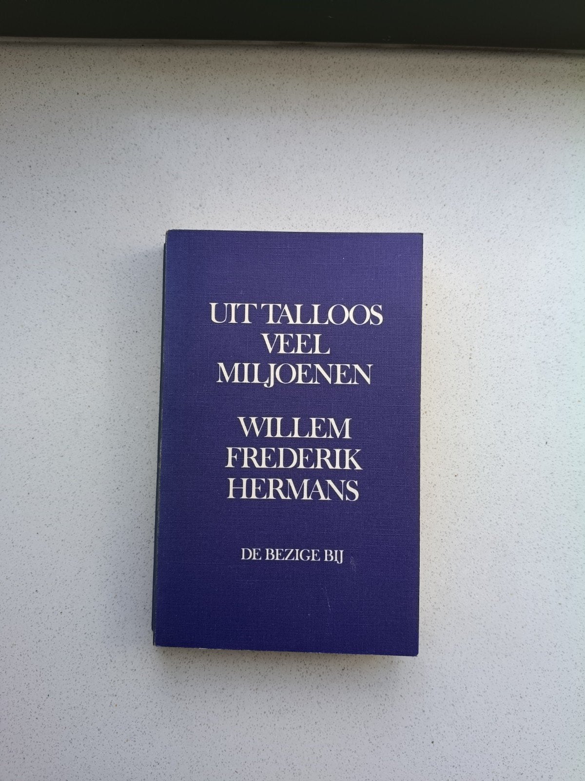Uit Talloos Veel Miljoenen - W.F. Hermans, Ophalen of Verzenden, Gelezen