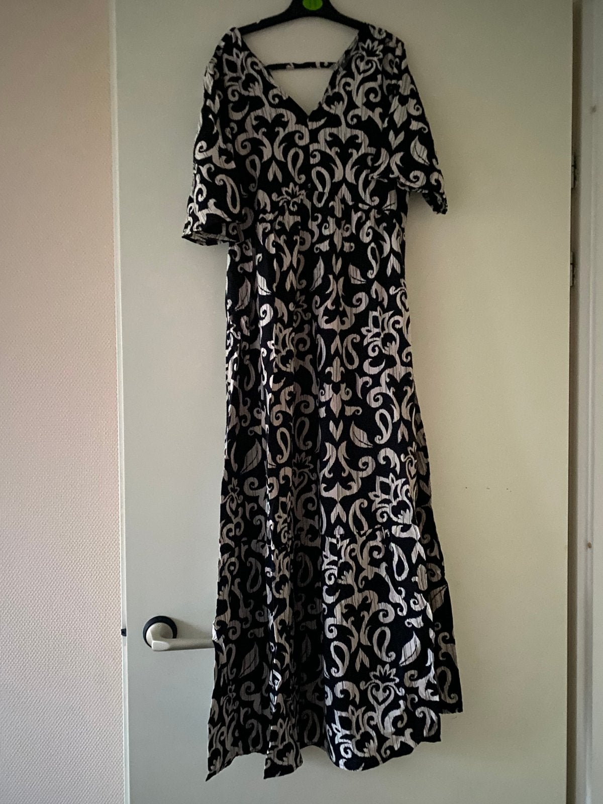 Nieuwe lange jurk, Kleding | Dames, Jurken, Ophalen of Verzenden, Zo goed als nieuw, Zwart, Onder de knie