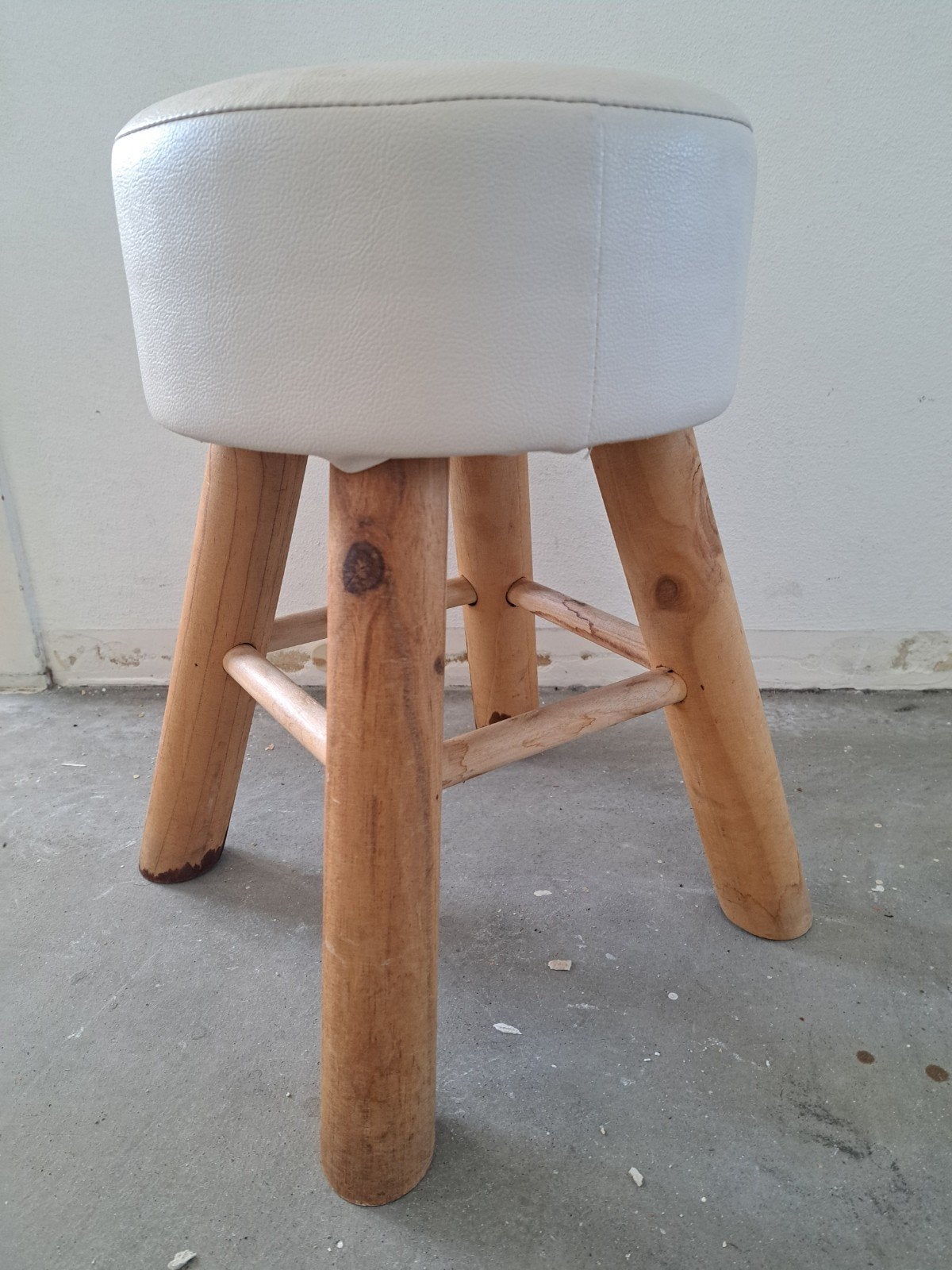 Krukje met wit leer zitting en houten poten Vaste prijs 40cm, Ophalen of Verzenden, Hout
