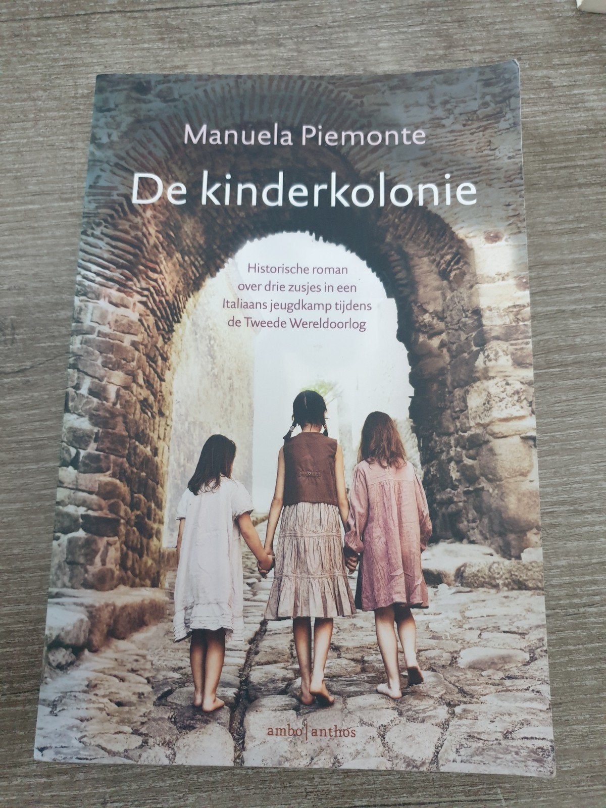 De Kinderkolonie - Manuela Piemonte (Historische roman), Ophalen of Verzenden, Gelezen