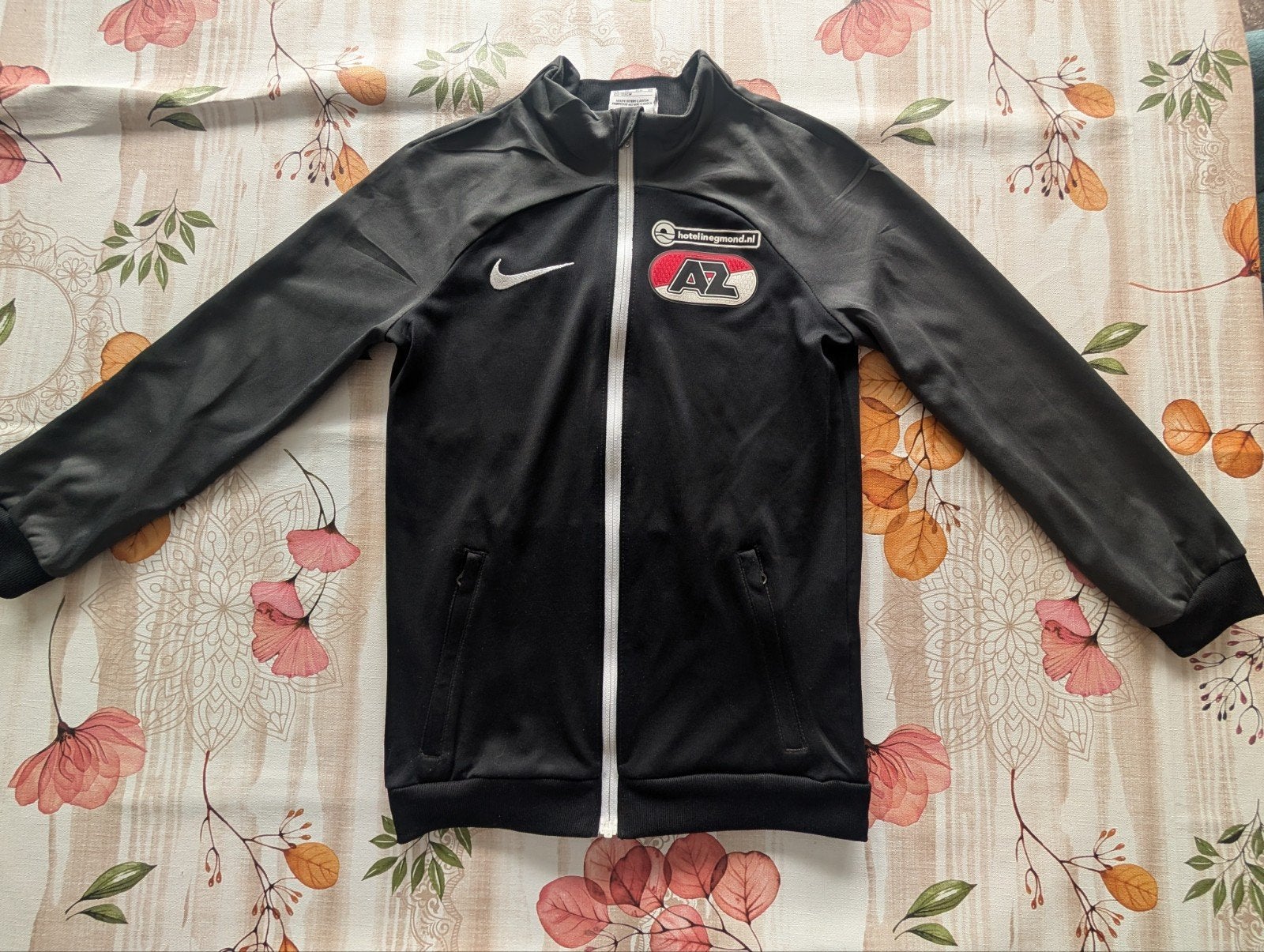 Nike AZ Trainingsjack Zwart Maat XS (122-128cm), Kinderen en Baby's, Kinderkleding | Overige, Ophalen of Verzenden, Zo goed als nieuw