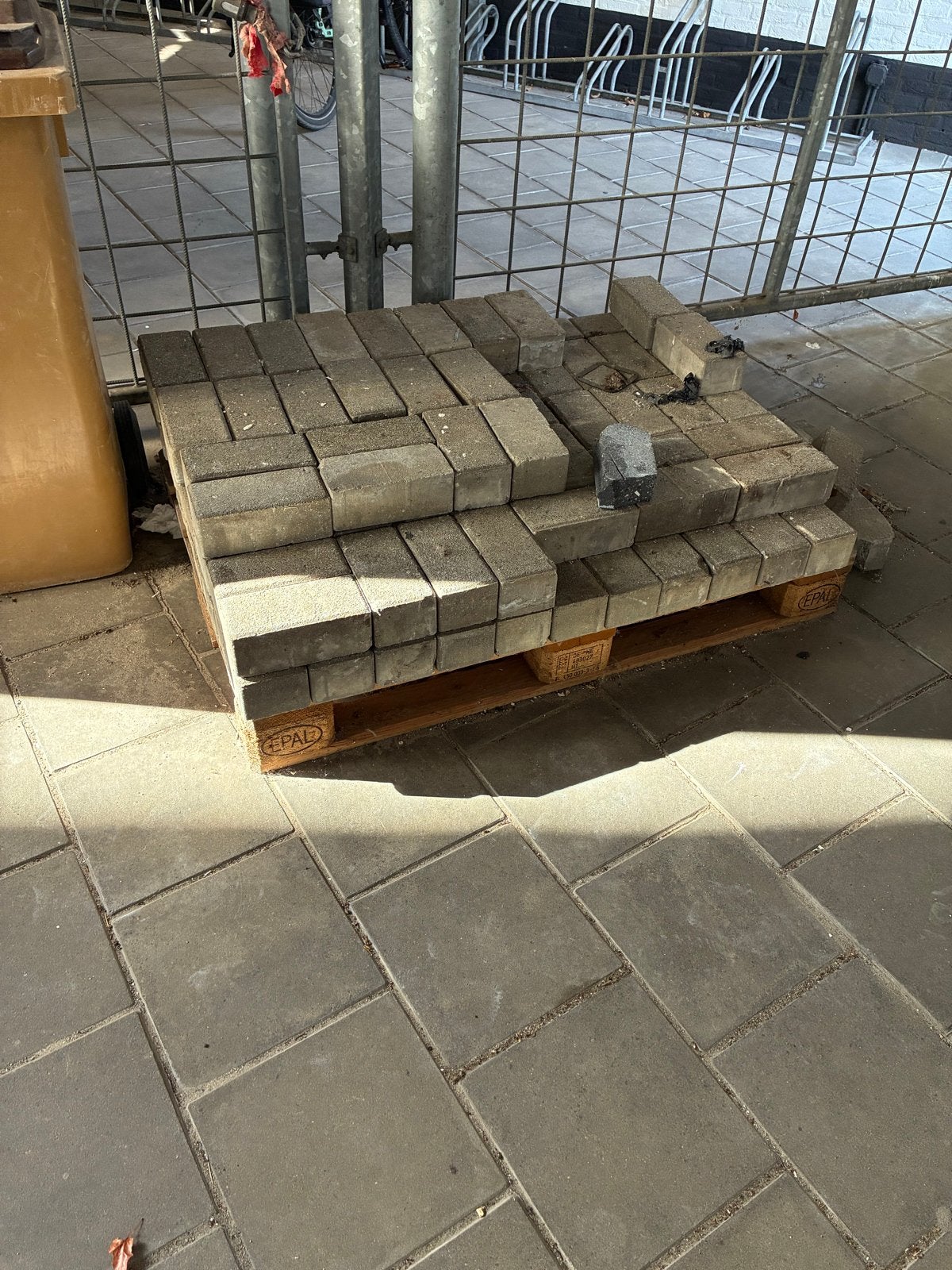 Gebruikte betonnen klinkers op pallet, Tuin en Terras, Gebruikt, Klinkers, Ophalen of Verzenden, Minder dan 5 m²