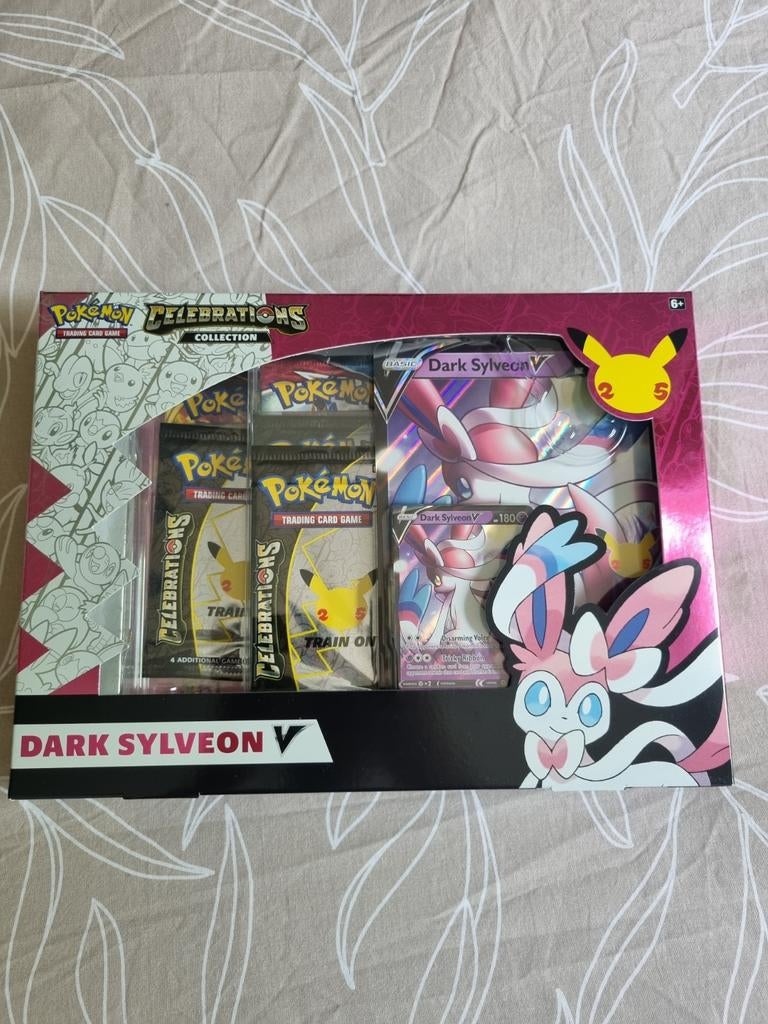 Pokémon Celebrations Dark Sylveon V Box - 25 Jaar Jubileum, Ophalen of Verzenden, Nieuw, Overige typen, Foil