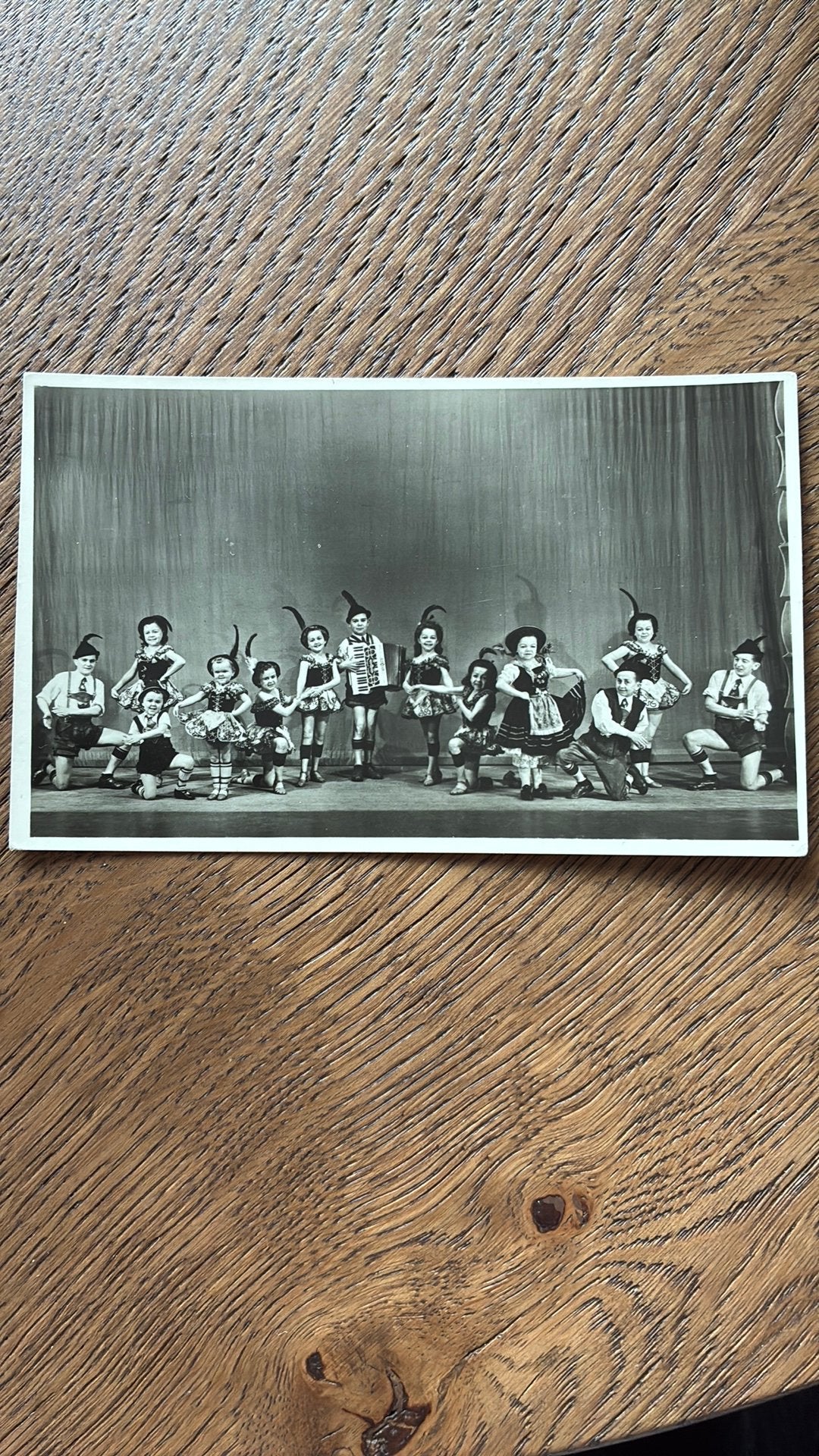 Manias Lilliput. Circus.Foto Max Koot. Handtekening., Ophalen of Verzenden, 1980 tot heden, Sterren en Beroemdheden