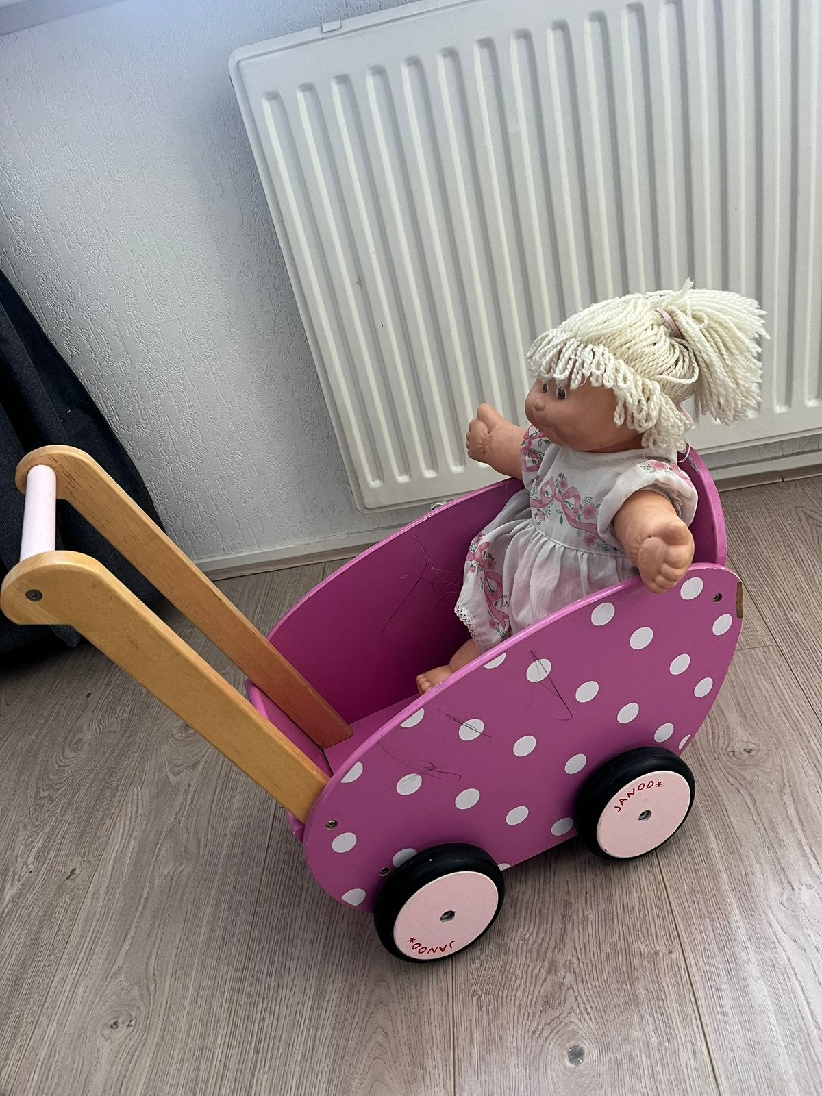 Janod poppenwagen (duwwagen), Kinderen en Baby's, Speelgoed | Houten speelgoed, Ophalen, Zo goed als nieuw, Duw- of Trekspeelgoed