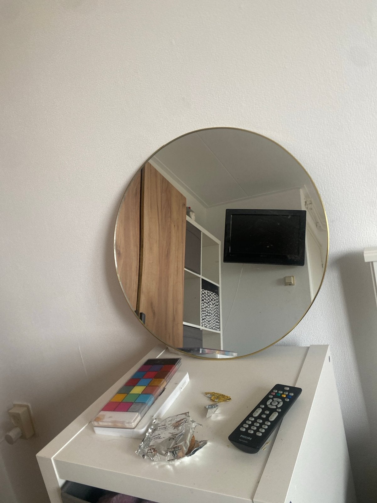 Leuke ruime ronde spiegel met gouden rand, Huis en Inrichting, Woonaccessoires | Spiegels, Ophalen, Zo goed als nieuw, Rond, 50 tot 75 cm