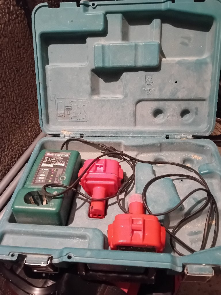 Makita accu , s en Makita oplader, Doe-het-zelf en Verbouw, Gereedschap | Machine-onderdelen en Toebehoren, Ophalen, Gebruikt