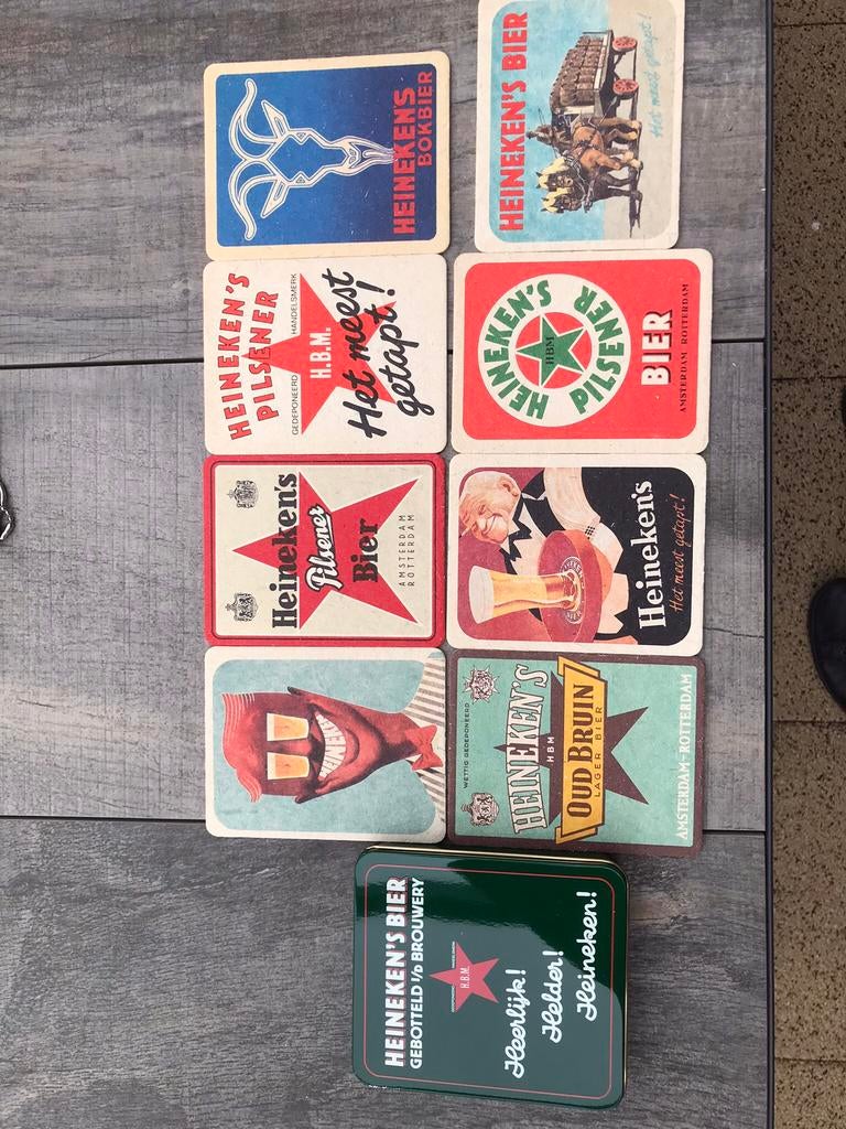 Heineken blikje met bierviltjes en porseleinen onderzetters., Ophalen of Verzenden, Zo goed als nieuw, Viltje(s), Heineken