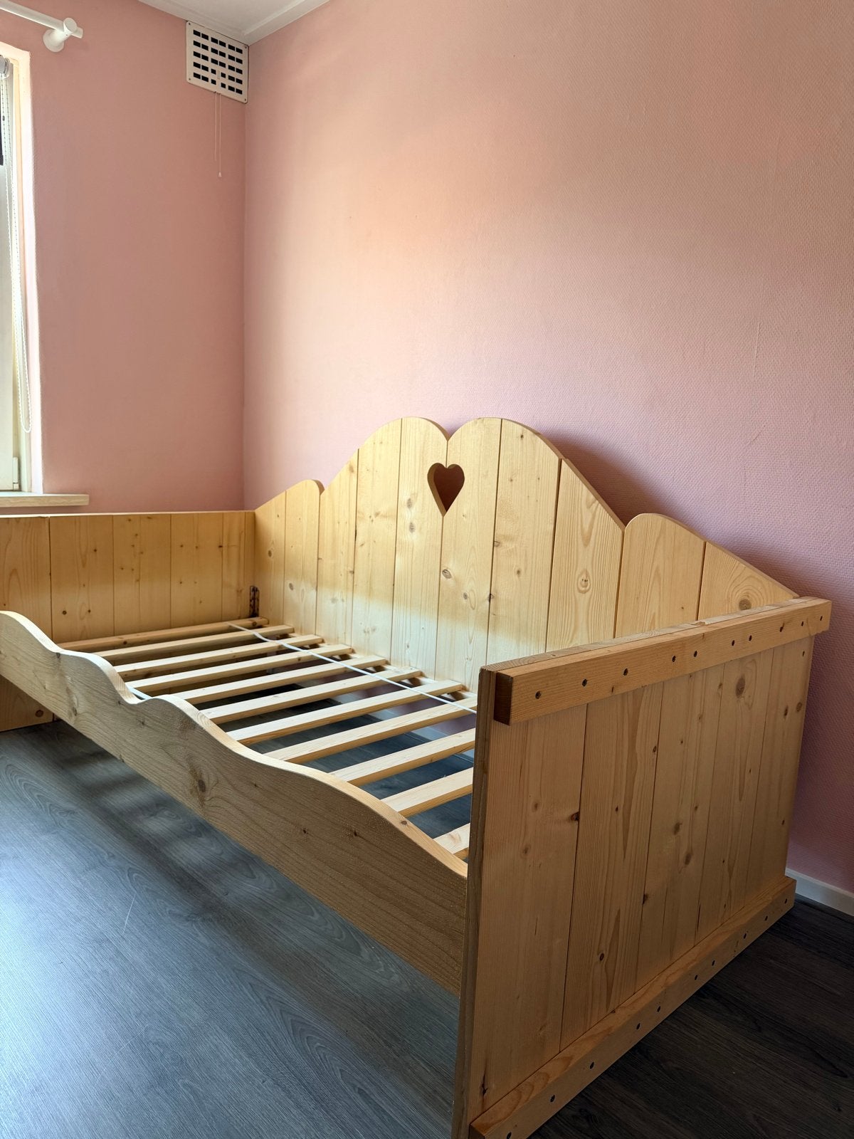 Eenpersoons meisjesbed met hartjes houtsnede 90x200, Ophalen, Gebruikt, 90 cm, Eenpersoons