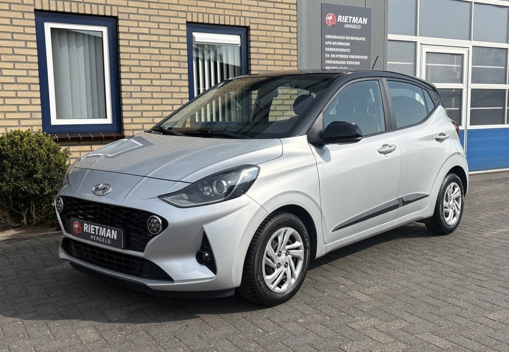 Hyundai i10 1.0 Premium CAMERA-1E EIGENAAR-BTW (bj 2021), Keurmerk '100% Onderhouden', Dealer onderhouden, Gebruikt, 899 kg