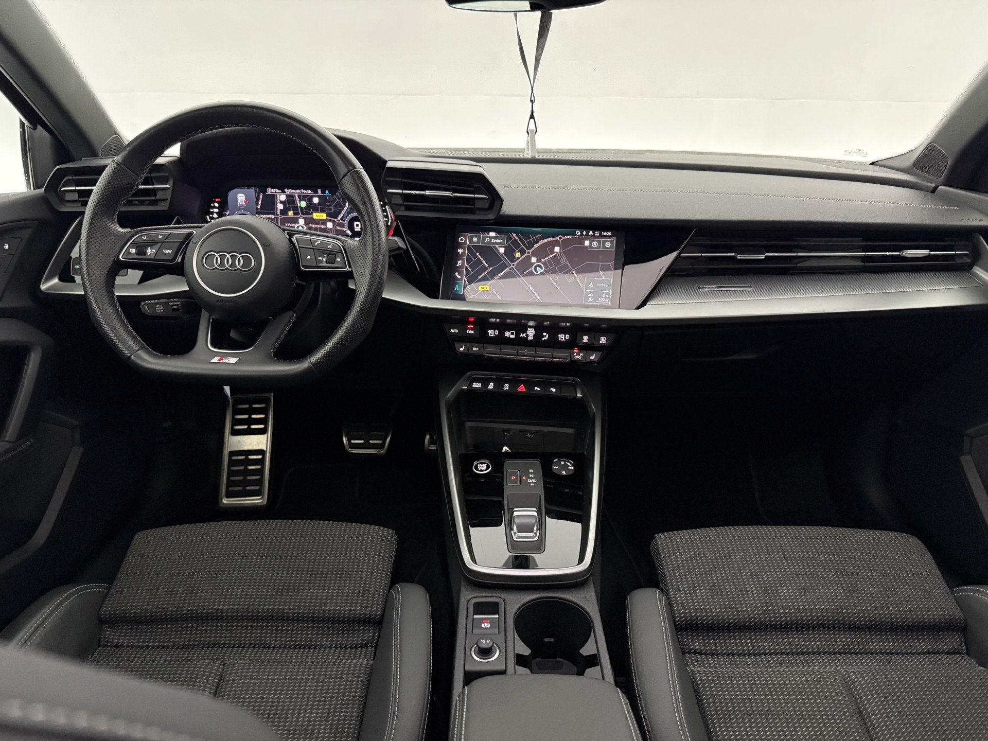Audi A3 35 TFSI S-Line | Pano | Virtual | Carplay | Keyless, 4 cilinders, 150 pk, Verwarmde buitenspiegels, Origineel Nederlands