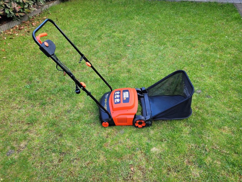 Verticuteermachine 1 jaar oud., Ophalen, Elektrische grasmaaier, Zo goed als nieuw, Opvangbak