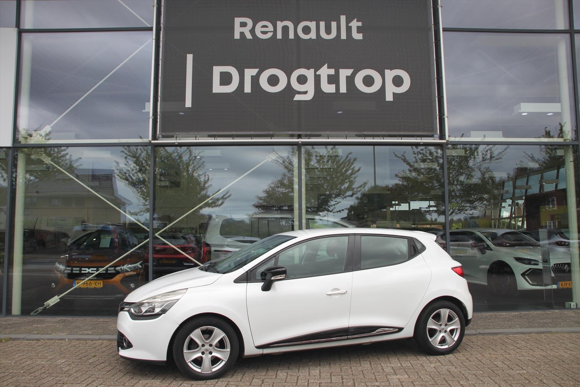 RENAULT Clio 90PK-NIGHT&DAY-110DKM-NAVI-AIRCO-CRUISE-LMV-, Stof, Zwart, 540 kg, Wit