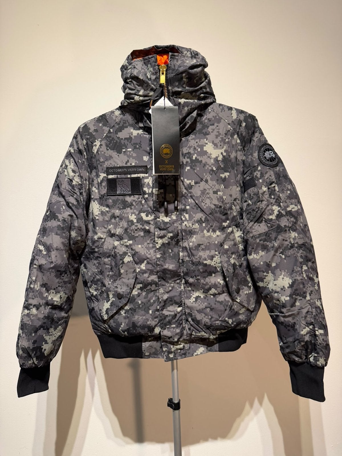 Canada Goose x OVO Chilliwack Bomber Camo Maat M Nieuw, Ophalen of Verzenden, Nieuw, Maat 48/50 (M), Grijs