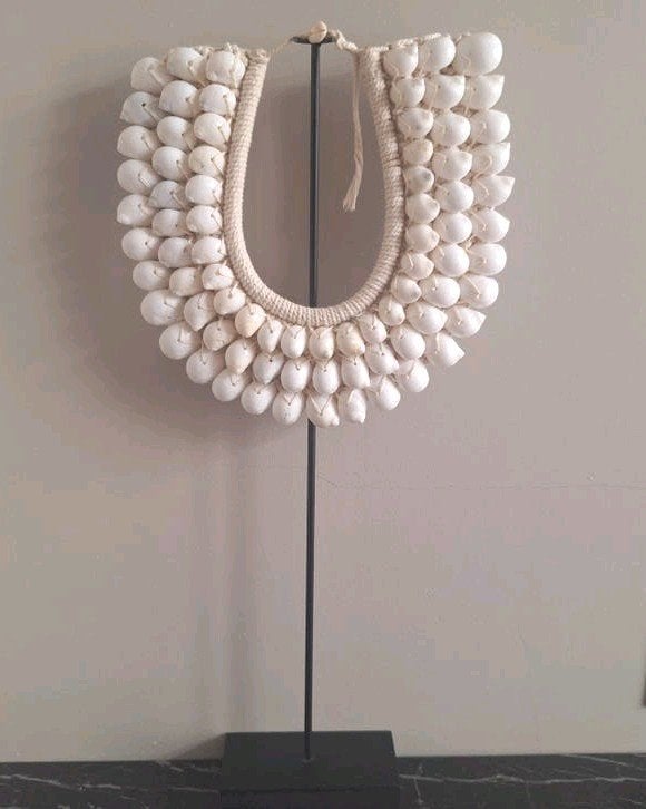 Grote witte schelpenketting op zwarte voet, Nieuw, Ophalen of Verzenden, X, X