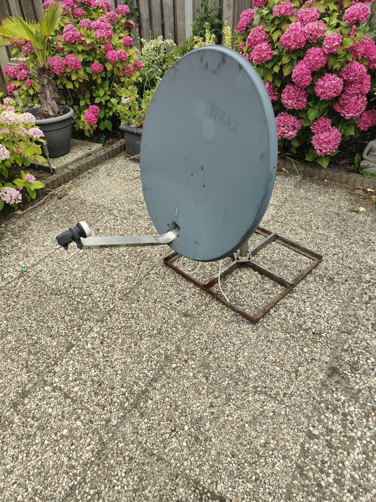 Triax schotelantenne met motor en grondstatief, Ophalen, Gebruikt, (Schotel)antenne, Overige merken